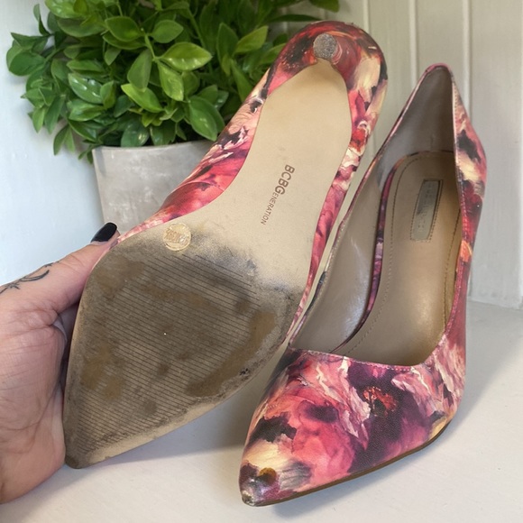 BCBGeneration 4” Stiletto - 9.5 - Picture 3 of 8